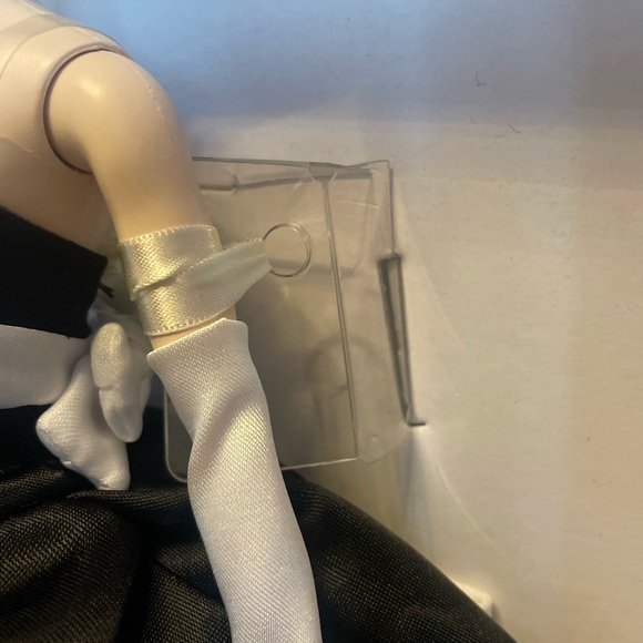 [SOLD] BARBIE DOLL MATTEL BLACK WHITE FOREVER SILKSTONE FASHION BARBIE - Picture 2 of 16